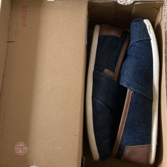 TOMS Dark Denim with synthetic leather trim Mens shoe - Picture 2 of 4